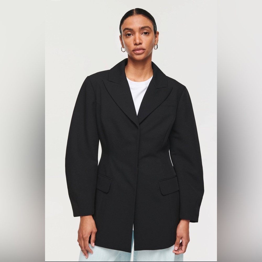 ALIGNE
Mariah Curved Sleeve Hourglass Blazer